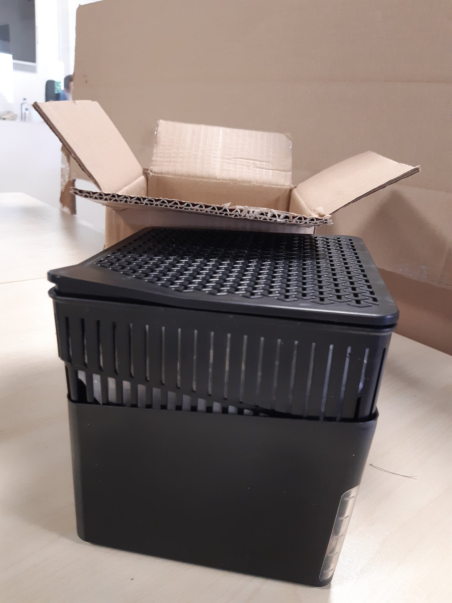168785 - WENKO Tharëse Ajri Cube me Granula Tharëse Ajri 1000g, Për Dhoma Deri në 80m³, Parandalon Mykun dhe Aromat, pa Nevojën për Energji Elektrike, e Heshtur, e Rimbushshme, Ngjyra e Zezë