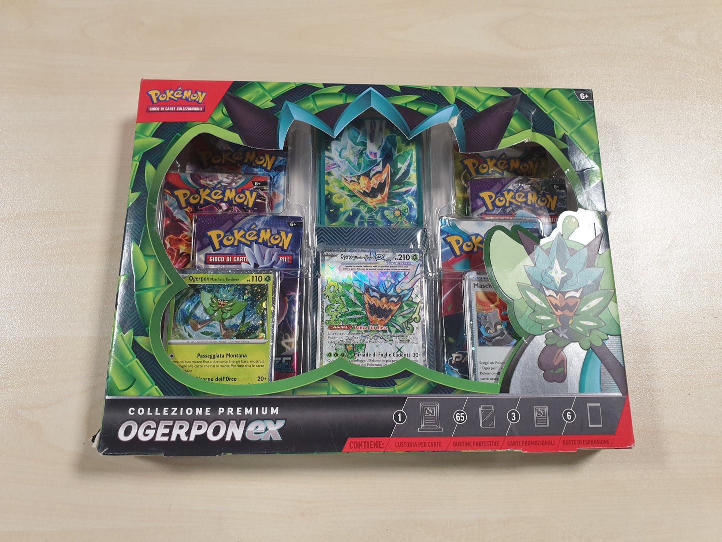 50216 - POKÉMON TCG: Koleksioni Premium Ogerpon-EX (3 letra metalike dhe 6 pako përforcuese)