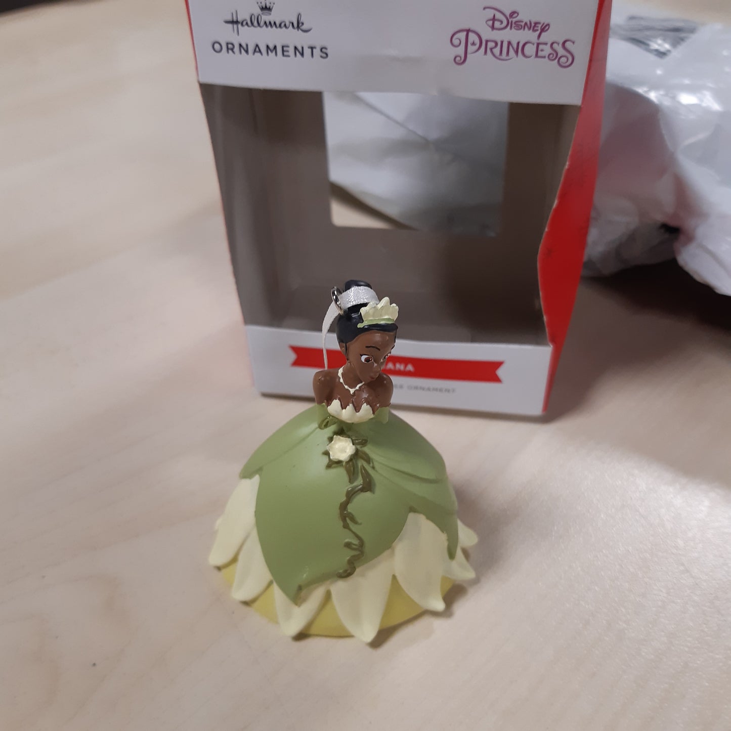 230068 - Zbukurim HALLMARK Tiana, Dekorim Peme Princesha dhe Bretkoca, Zbukurim i Varur Disney, Zbukurim i Varur Krishtlindjesh, Dhurata për Krishtlindje