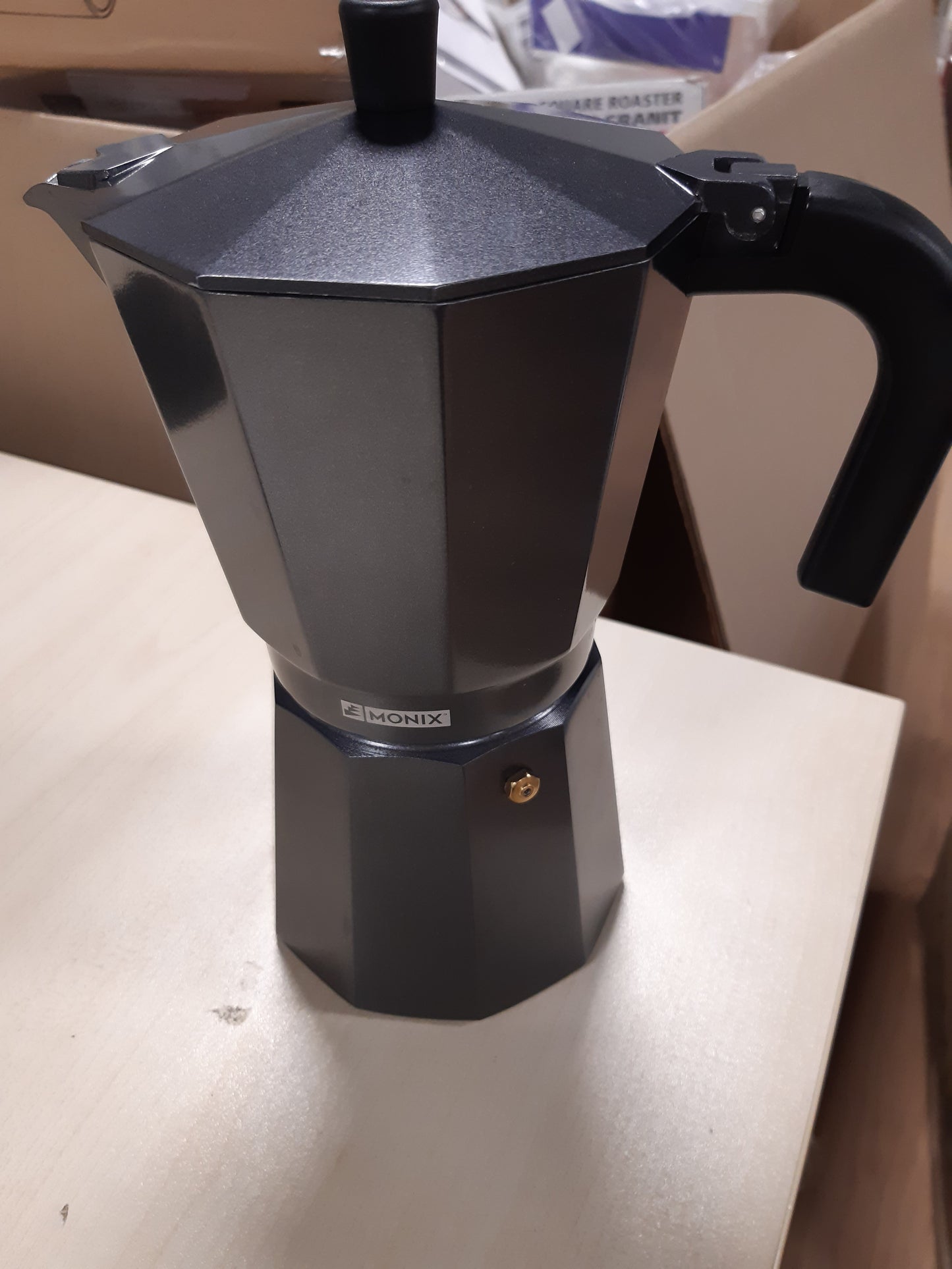 252712 - MONIX VITRO NOIR | Makinë kafeje italiane prej alumini me 12 gota, e përshtatshme për soba qeramike, me gaz dhe elektrike, JO e përshtatshme për induksion, dorezë rezistente ndaj nxehtësisë