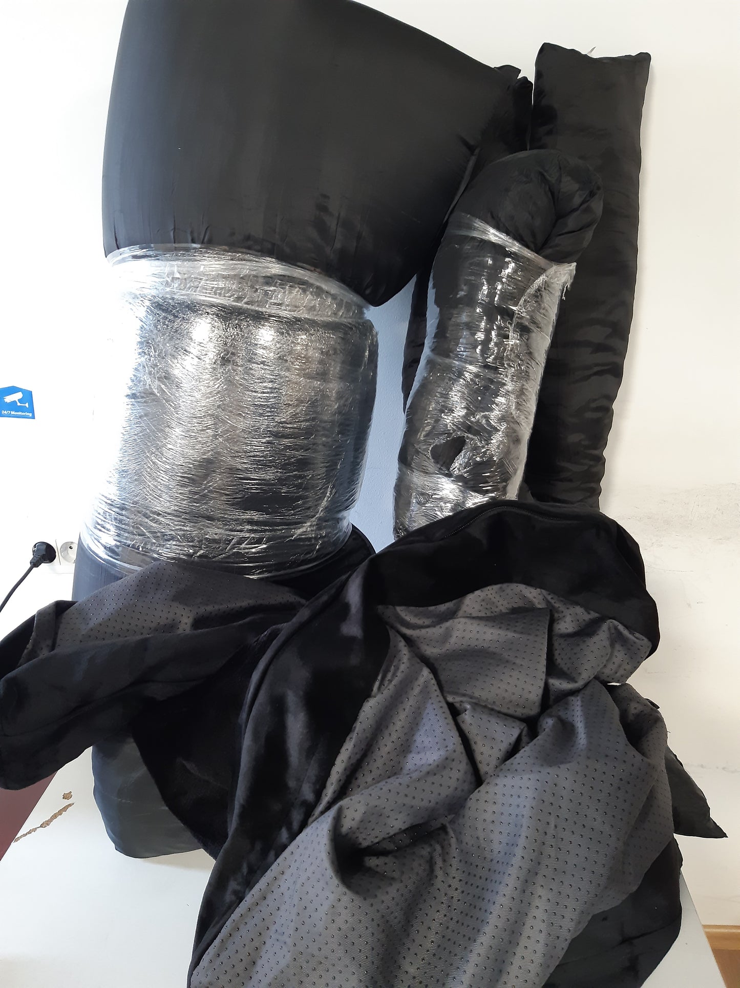 245309 - Upvilla Krevat Ortopedik për Qen XL, Shportë e Larëshme për Qen me Shkumë në Formë Veze, Divan i Papërshkueshëm nga Uji, Fund Anti-Rrëshqitës, Jastëk Katër Anësh (i Zi, 117x76x19cm)