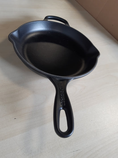 250062 - LE CREUSET Tigan për skuqje dhe servirje prej gize Signature, Ø 23 cm, I përshtatshëm për të gjitha llojet e sobave, Përfshirë induksionin, 1.93 kg, I zi, 20182230000422
