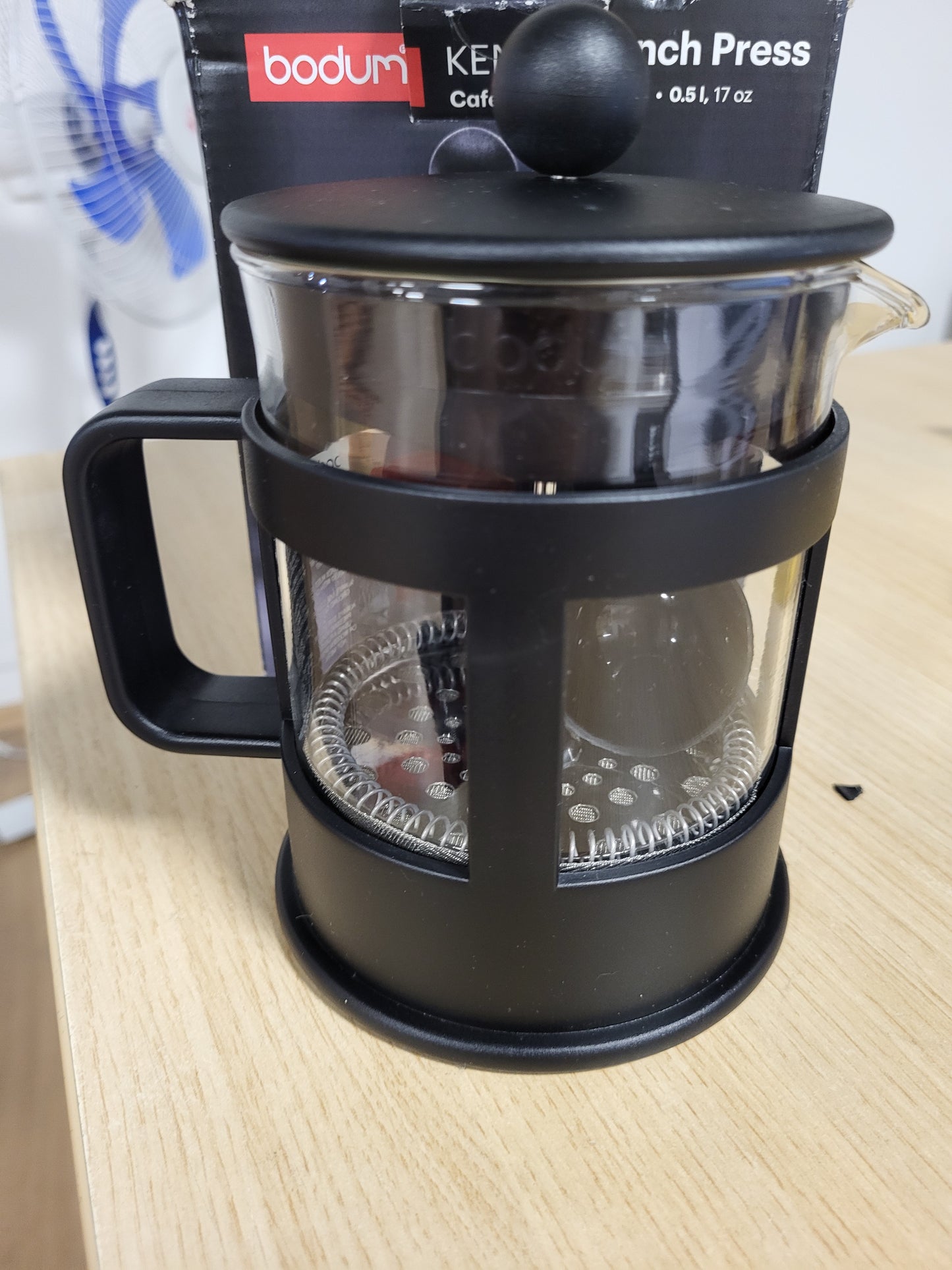 214406 - BODUM Makinë kafeje Kenya - 500ml / 4 Filxhanë - Presë franceze manuale e bërë nga qelqi borosilikat dhe çelik inox.