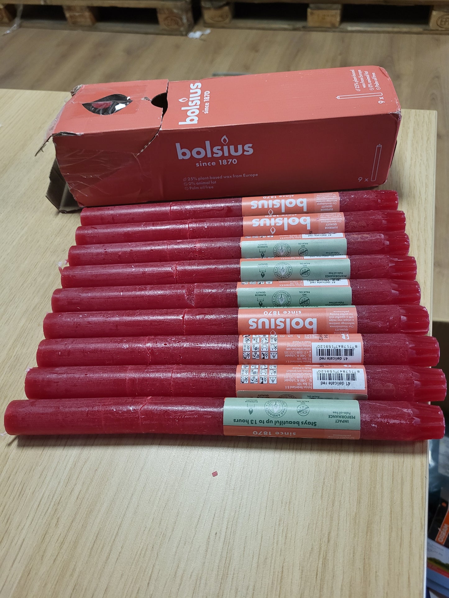 224822 - BOLSIUS - SET RUSTIK ME 9 QIRINJ KALLAMI - I KUQ DELIKAT - KOHA E DJEGIES: 13 ORË - PA AROMË - DYLLË NATYRALE BIMORE - PA PIKIME - PA VAJ PALME - 27 X 2.3 CM