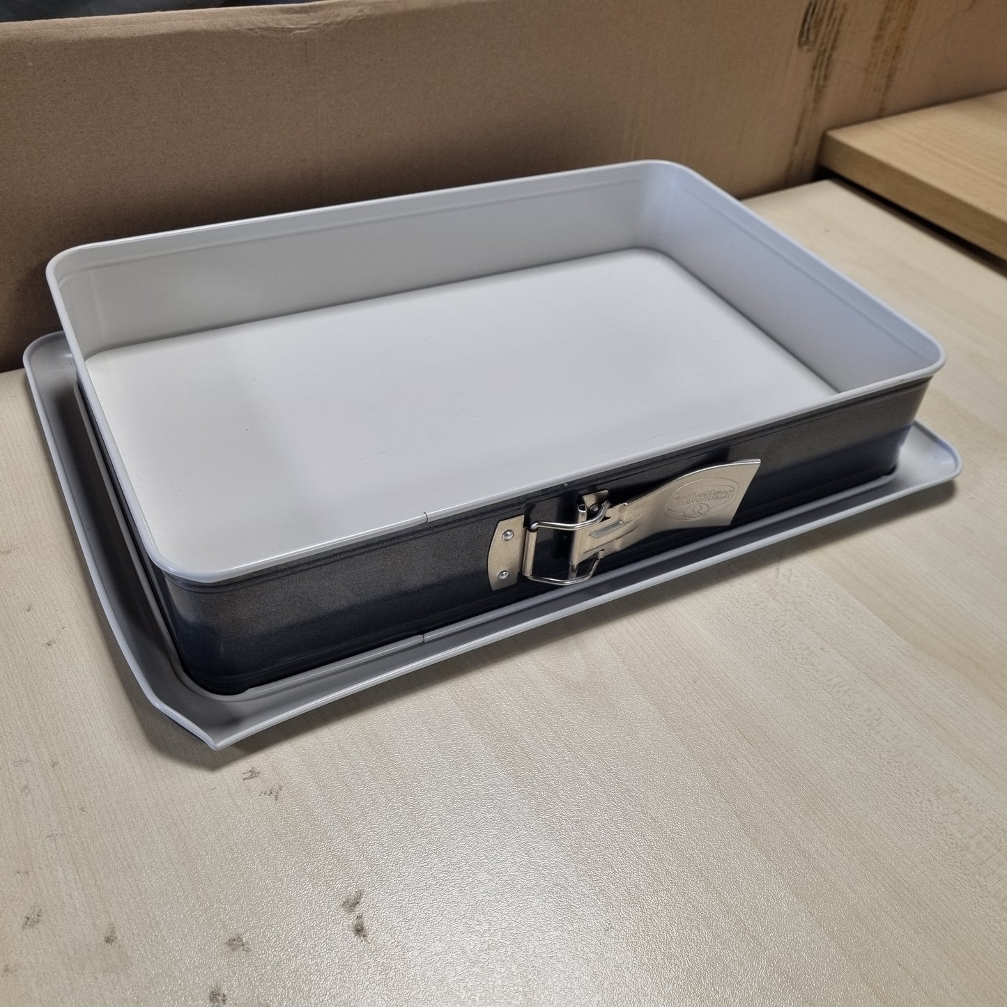 204710 - DR. OETKER Tavë Drejtkëndëshe Baking Trend e Formës Pranvere, Me Bazë të Papërshkueshme nga Rrjedhjet, 38cm, Shtresë Jo-Ngjitëse e Përforcuar me Qeramikë, Rezistente ndaj Nxehtësisë deri në 230°C