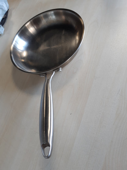 222722 - FACKELMANN Tigan Vita3 prej çeliku inox 24 cm, çelik inox i trefishtë, bazë difuzori të trefishtë, jo-ngjitës, i përshtatshëm për soba me induksion, gaz, qeramike dhe furrë, i sigurt për lavastovilje