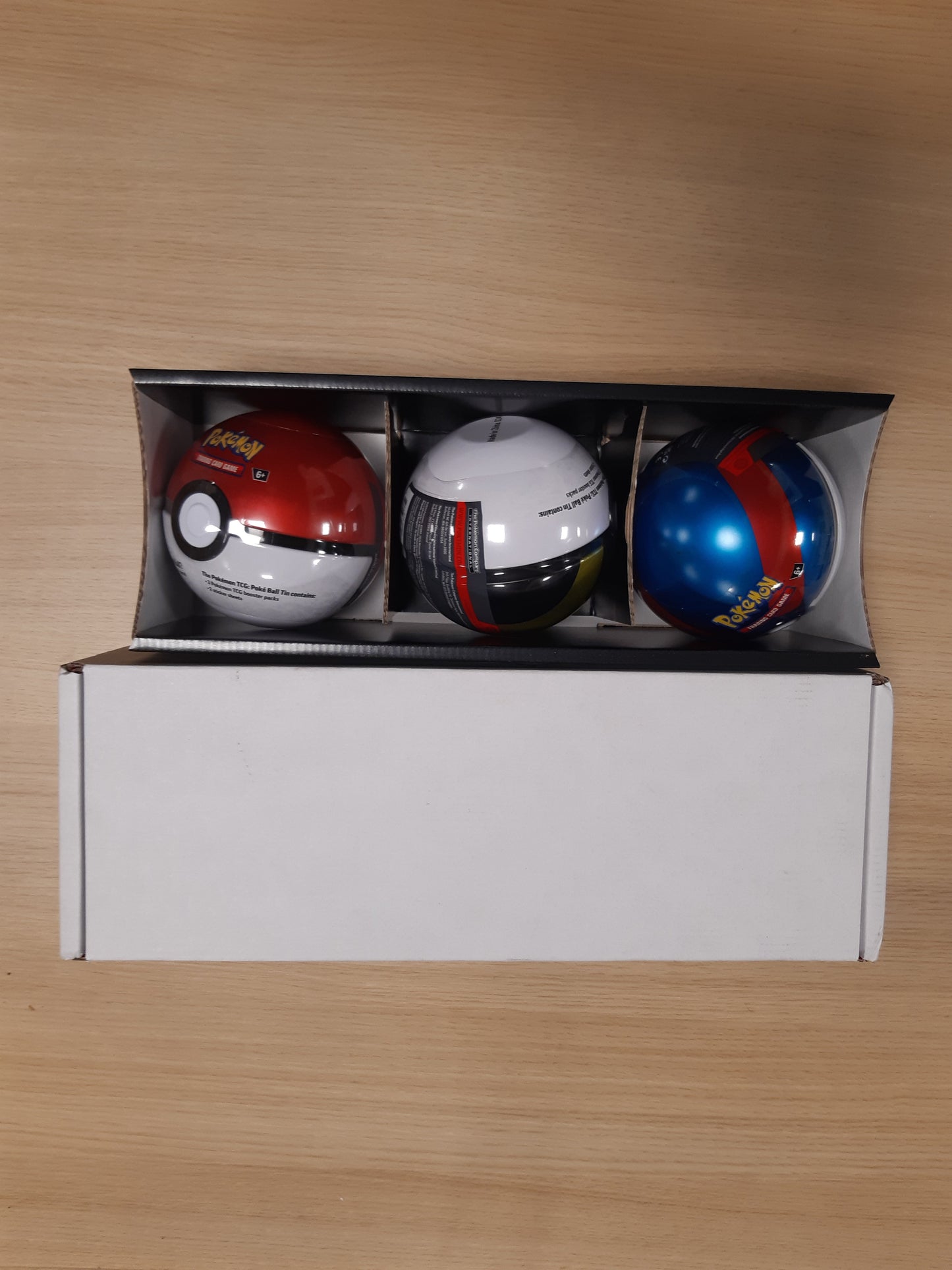 14664-Pokémon TCG: Paketa prej kallaji Poké Ball Versioni 2024—Poké Ball, Great Ball dhe Ultra Ball (9 Paketa Përforcuese Pokémon TCG dhe 7 Fletë Ngjitëse)