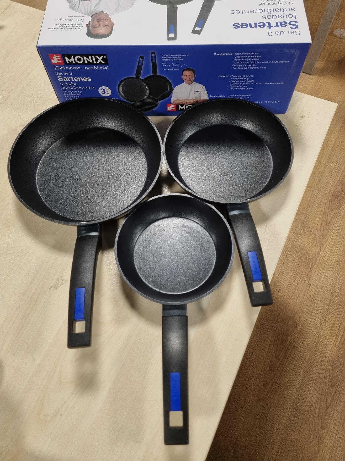 251057 - MONIX - Set me 3 tiganë Martín Berasategui, alumini i farkëtuar, shtresë jo-ngjitëse pa PFOA, e sigurt për lavastovilje, ngjyrë e zezë, 18 cm, 22 cm, 26 cm