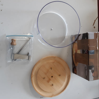 214806 - KESPER Prerës djathi me kapak, Materiali: Bambu, plastikë, Përmasat: ø 22 cm x 14 cm