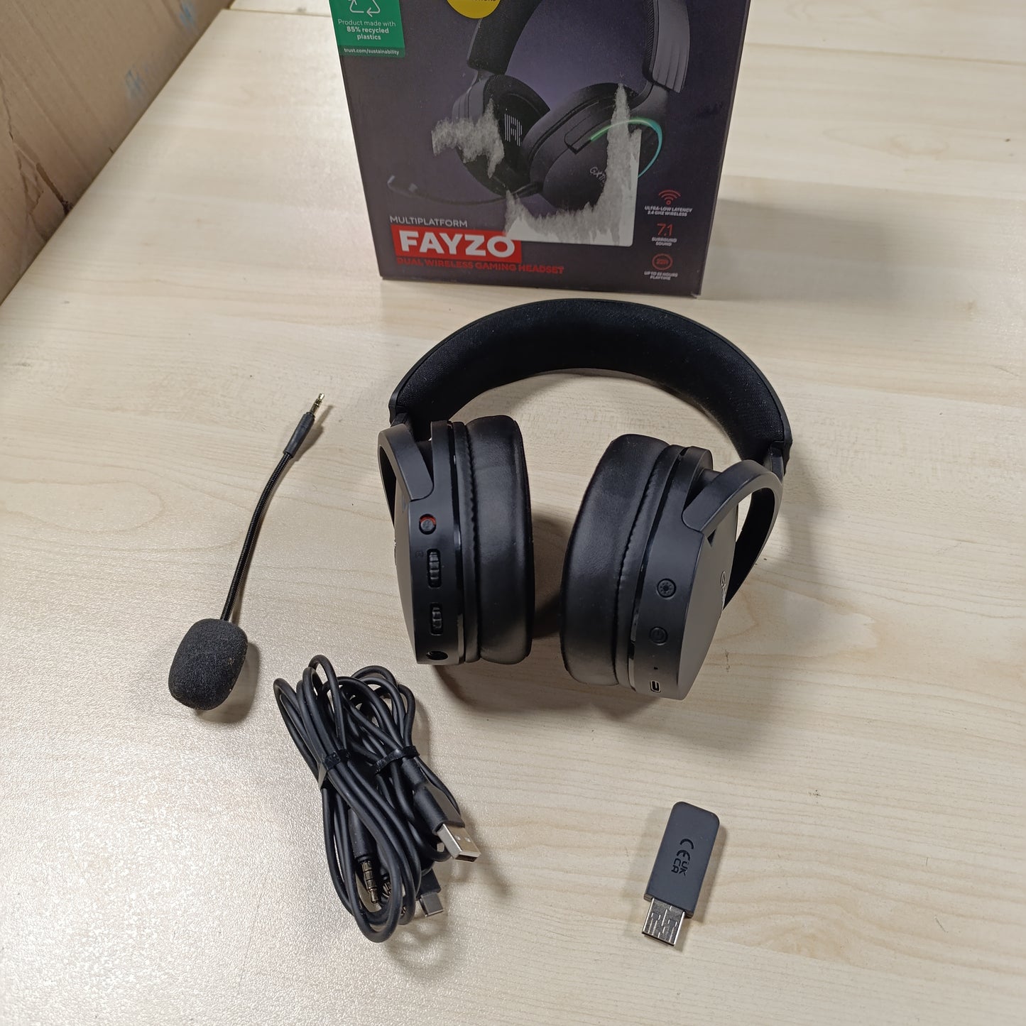 267845 - TRUST GAMING GXT 491 FAYZO, Kufje për Lojëra Bluetooth + 2.4 GHz, Tingull Surround 7.1, Jetëgjatësi Baterie 22 orë, Kufje RGB për Mbi Vesh, Pa Tel Bluetooth për PC PS5, Switch për PS4, të Zeza