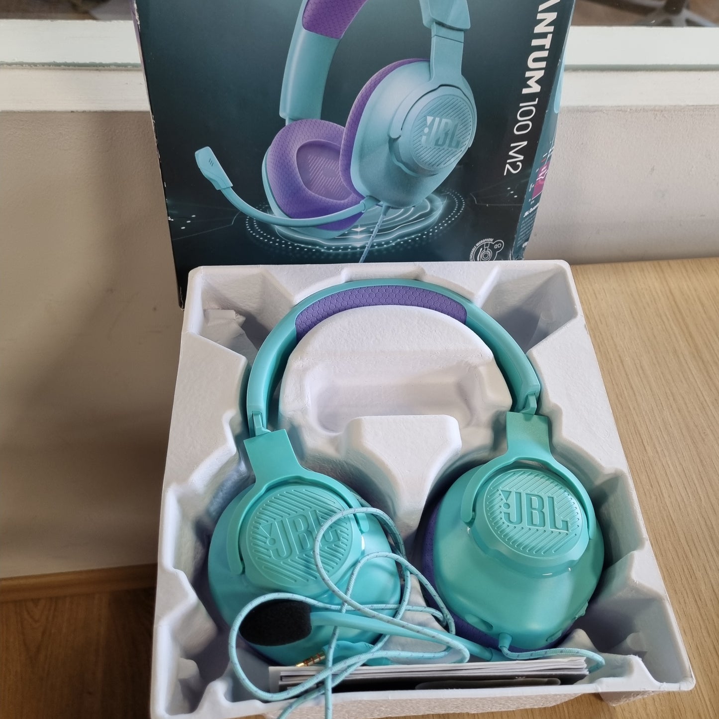 268256 - JBL Kufje për Lojëra me Tel Quantum 100M2, JBL QuantumSOUND Signature, Prizë Kufjesh 3.5 mm, Kompatibilitet me Shumë Platforma, Mikrofon i Lëvizshëm, Opsion Heshtjeje, Ngjyrë Cyan