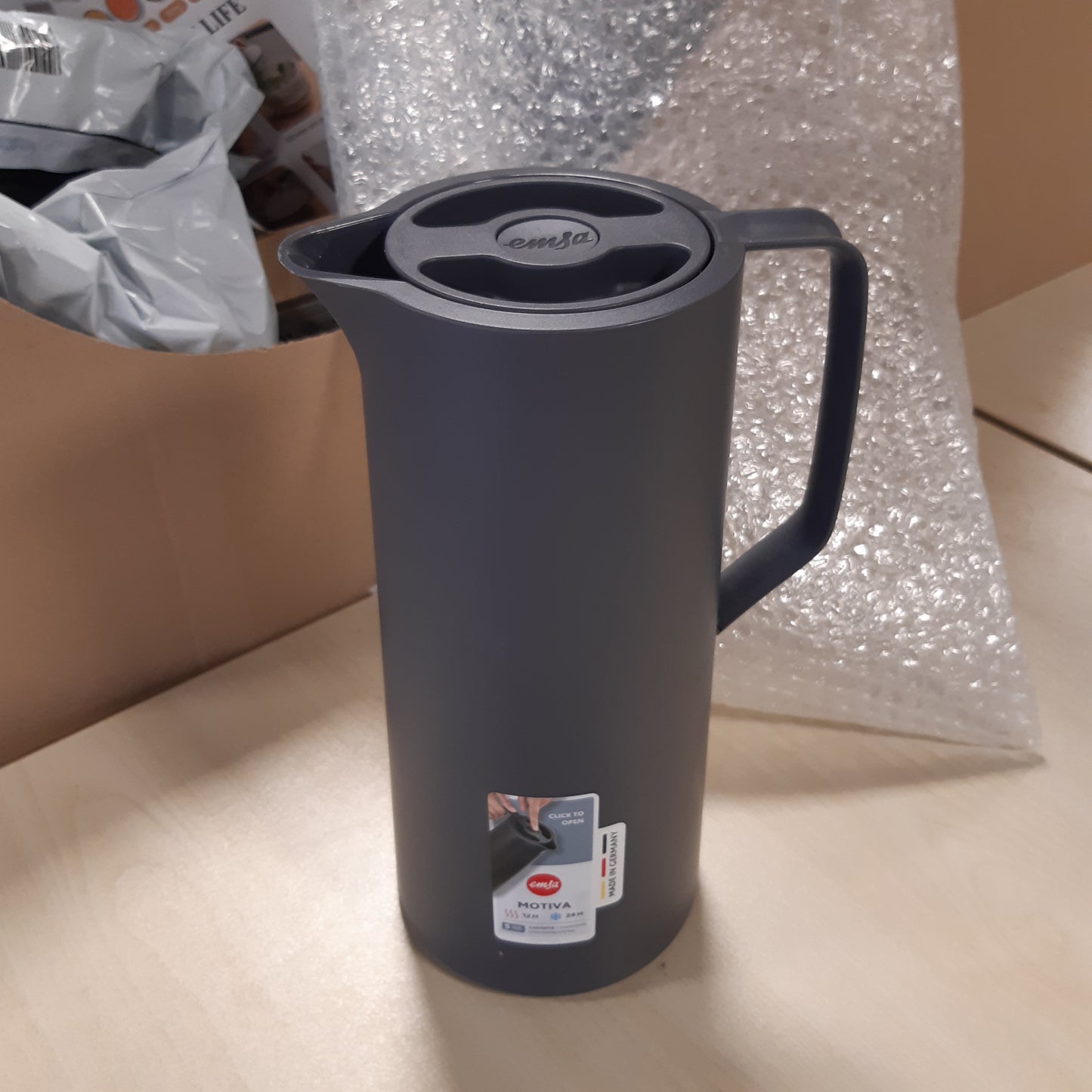 252918 - EMSA Motiva Termos Flask, 1L, Flask i Izoluar me Mbyllje të Shpejtë, Mban Pijet të Nxehta për 12 Orë, të Ftohta për 24 Orë, Mbulesë Qelqi, Prodhuar në Gjermani, Antracit, N41701
