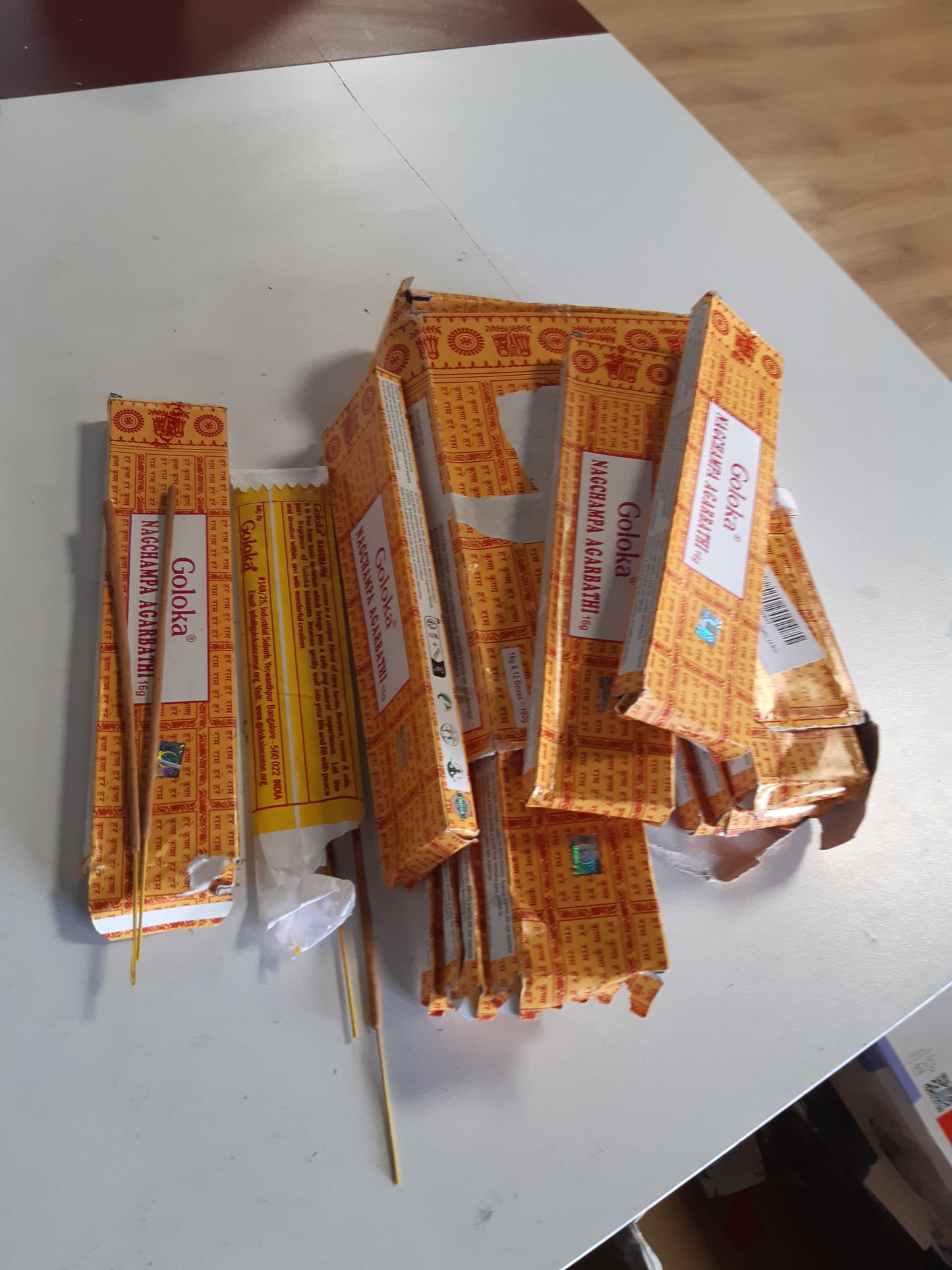 197245 - GOLOKA Temejan Stikët Nagchampa Agarbathi, 24 Kuti në Set