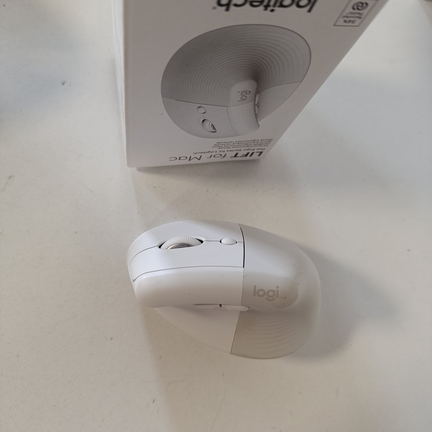 267992 - LOGITECH Lift për Mac, Maus Ergonomik Vertikal Pa Tel, Bluetooth, Klikime të Qeta, 4 Butona të Personalizueshëm, i pajtueshëm me macOS/iPadOS/MacBook/iMac/iPad - I Bardhë