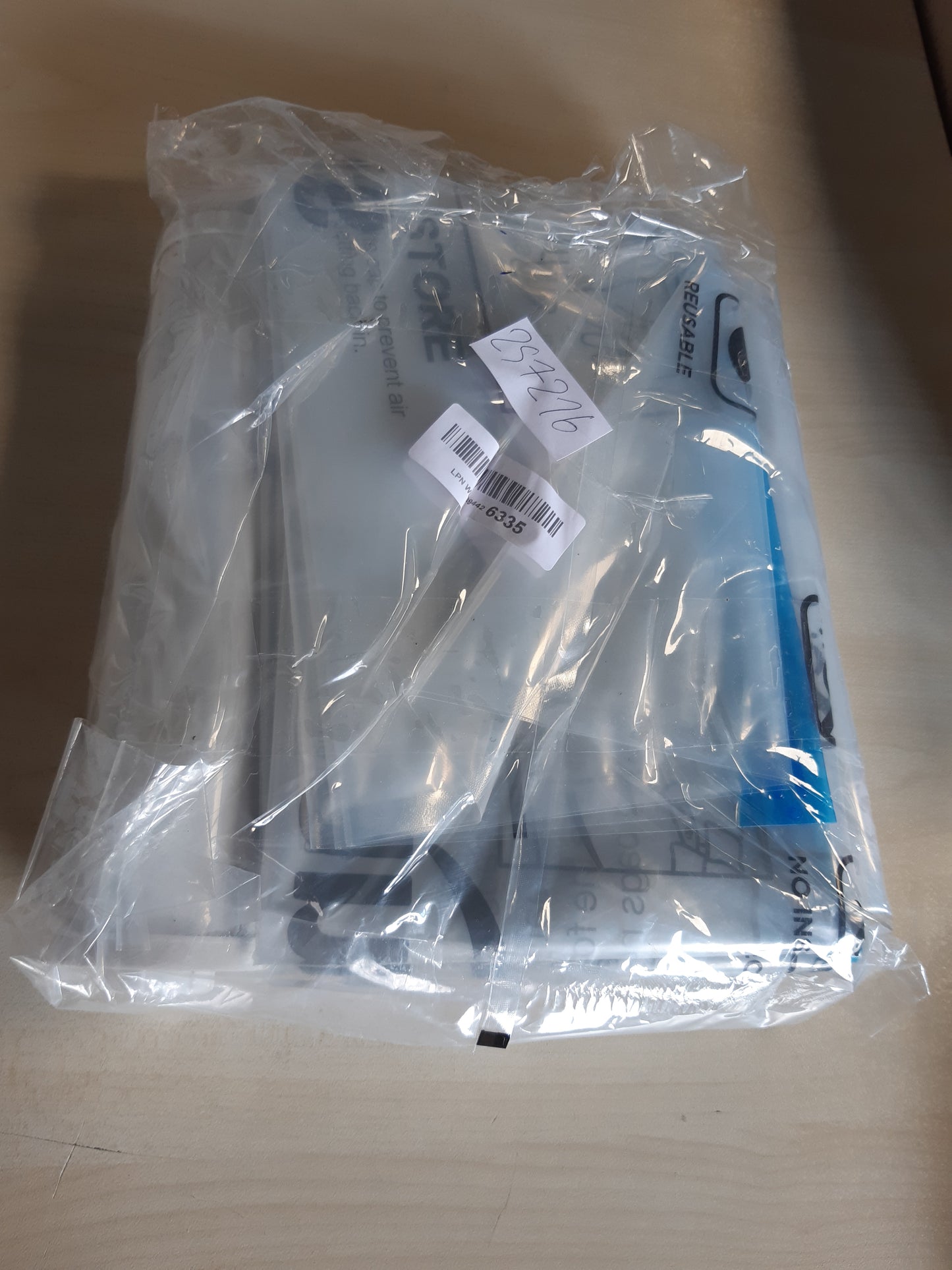 257216 - ÇANTA ME VAKUM AMAZON BASICS ME 6 COPË PËR RUJTJEN E RROBAVE, PËRFSHIRË POMPËN E VAKUMIT DORE, ME ZINXHIR, SHUMË TË MËDHA, GJIGANTE, TRANSPARENTE