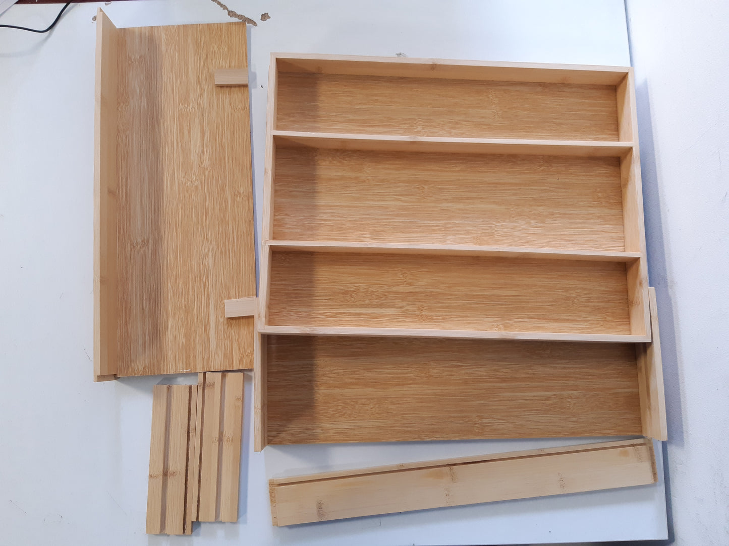 205523 - AVILIA - Mbajtëse takëmesh 5-ndarëse bamuje, e zgjerueshme 33-55cm, Organizues sirtari kursim hapësire, përmasa 43x5 cm