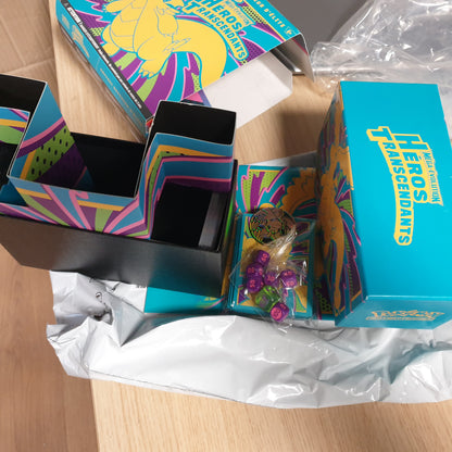 141773 - Pokémon: Mega Evolution Elite Trainer Set – Transcendent Heroes, përfshin 1 kartë promo të ilustruar, 9 pako booster dhe aksesorë premium për lojë.