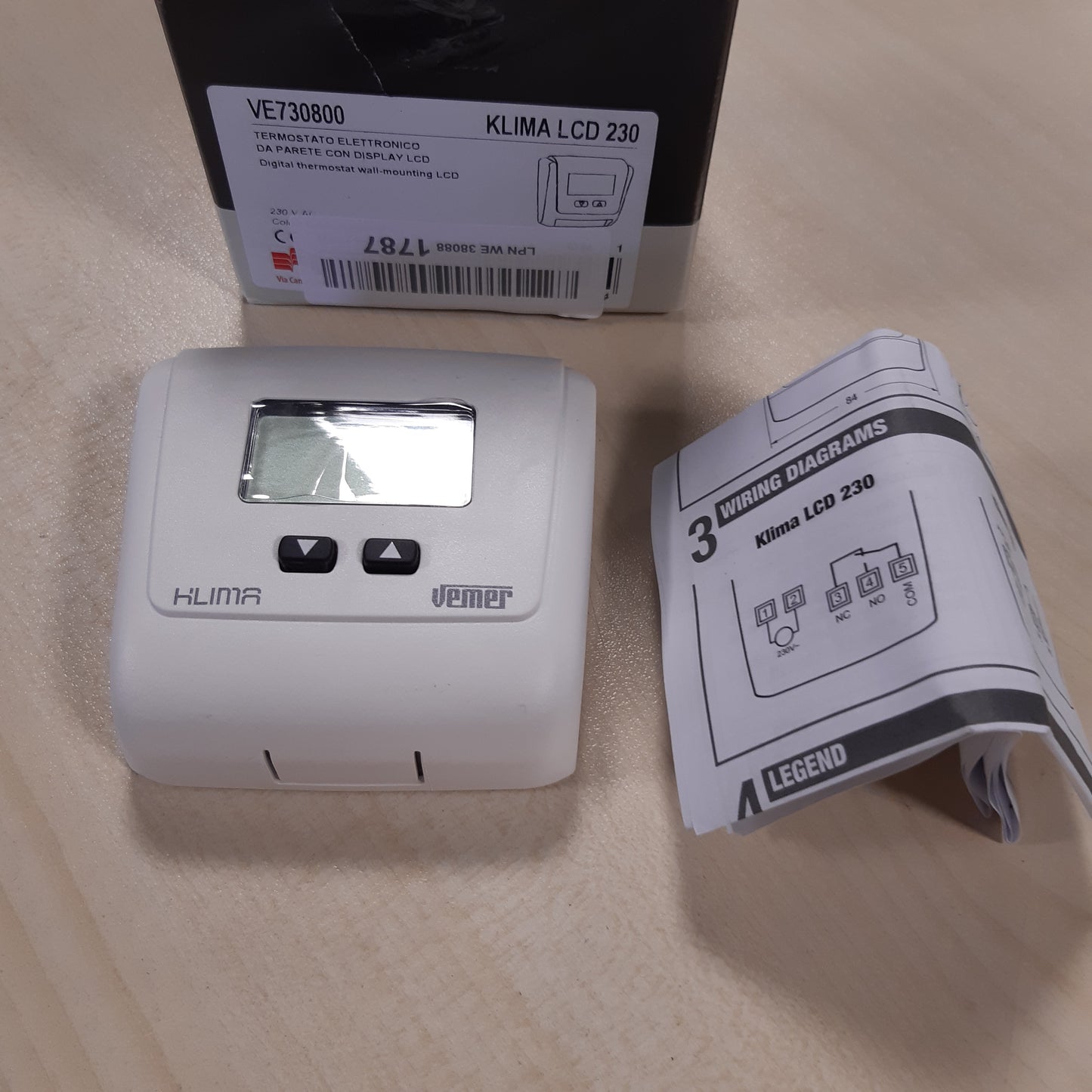 251001 - VEMER VE730800 KLIMA LCD - Termostat Elektronik i Murit, Furnizim me Energji 230V, i Bardhë