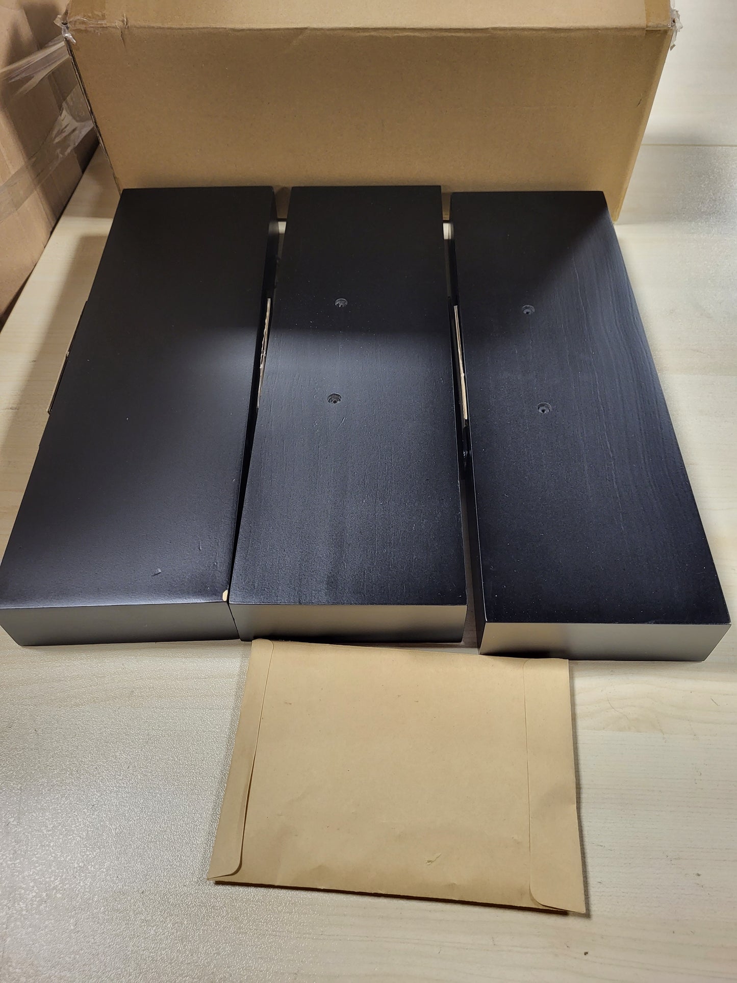 214442 - AMAZON BASICS Set me 3 rafte muri prej druri lundrues, i zi, 40.1 x 12.7 x 4.6 cm