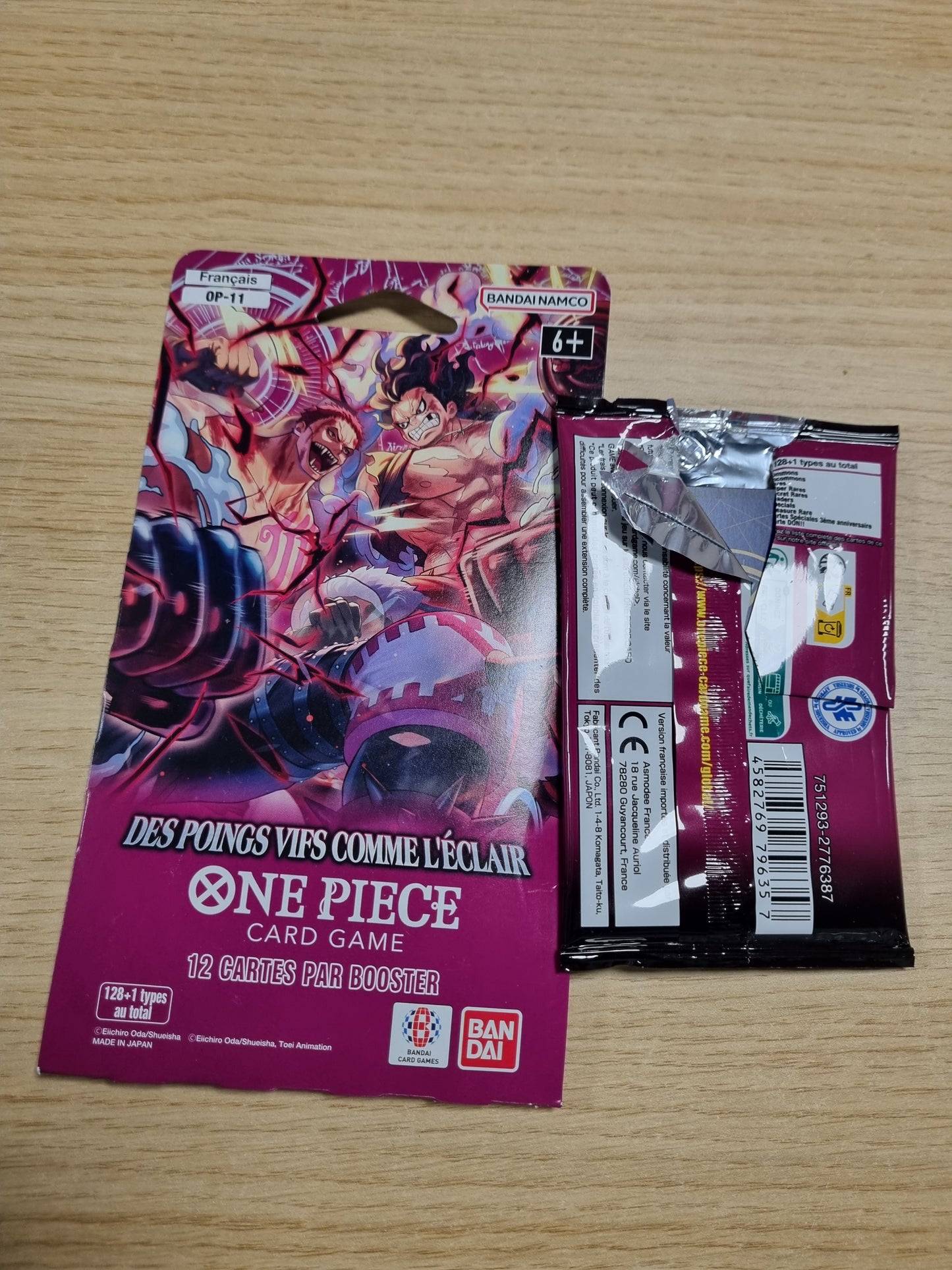 141675 - Asmodee - One Piece OP-11 Booster Blister - Bandai - Grushta të gjalla si rrufeja - Lojë me letra shkëmbimi - Ishulli i tërë i tortës - Një grusht me shpejtësi hyjnore - Versioni francez