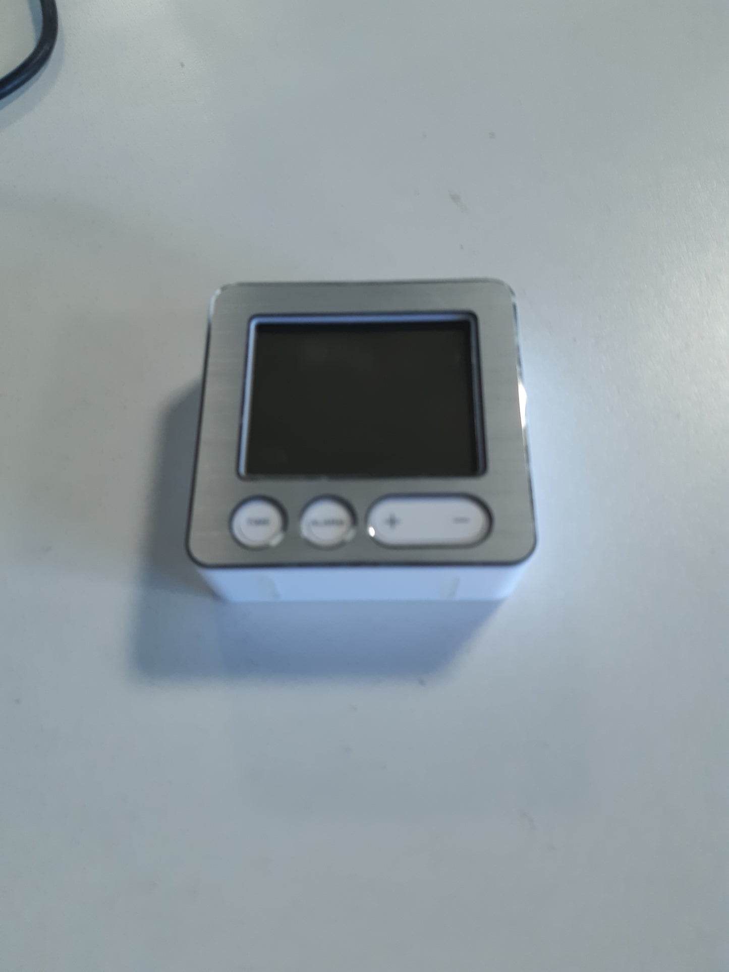 206610 - TFA DOSTMANN Orë Alarmi me Radio Dixhitale, Plastikë, E Bardhë/Argjendtë, 66x22x68mm