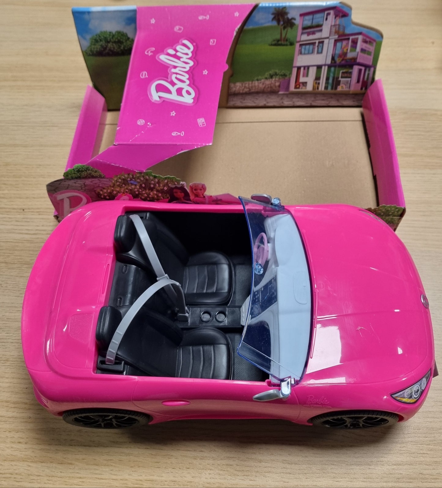 141583 - Automjet Barbie Kabriolet 2-Vendësh, Makinë Rozë me Rrota Rrotulluese dhe Detaje Realiste, Dhuratë për Fëmijë 3 deri në 7 Vjeç