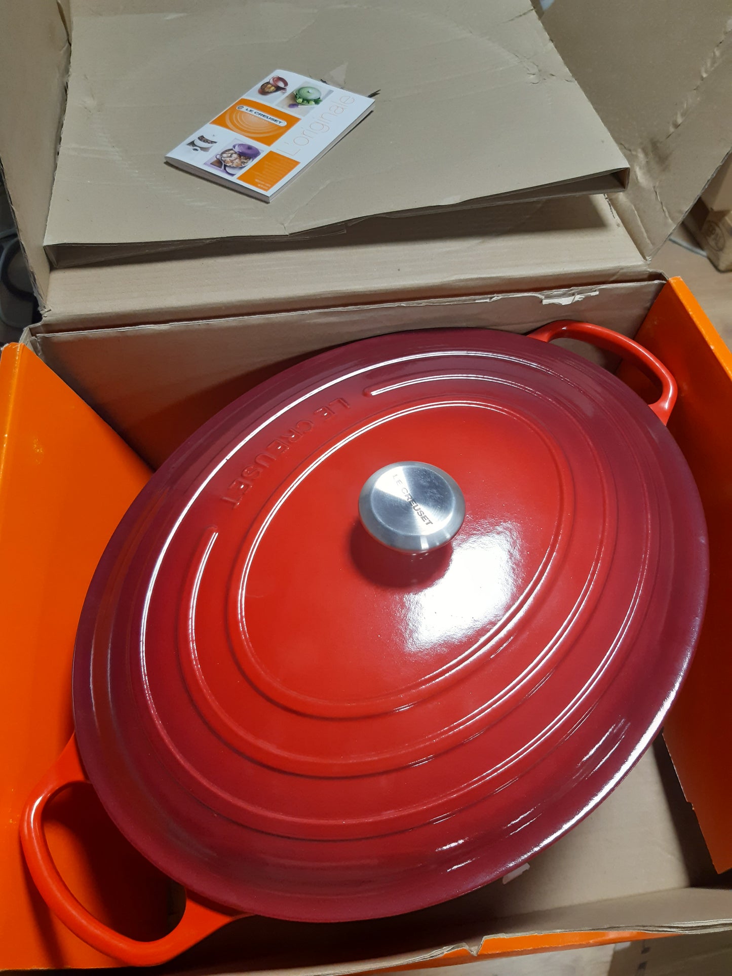 234881 - LE CREUSET - Ena prej gize Signature me kapak, Ø 40 cm, ovale, e përshtatshme për të gjitha llojet e sobave, vëllimi: 13.9 l, 10.025 kg, e kuqe qershie, 21178400602430.