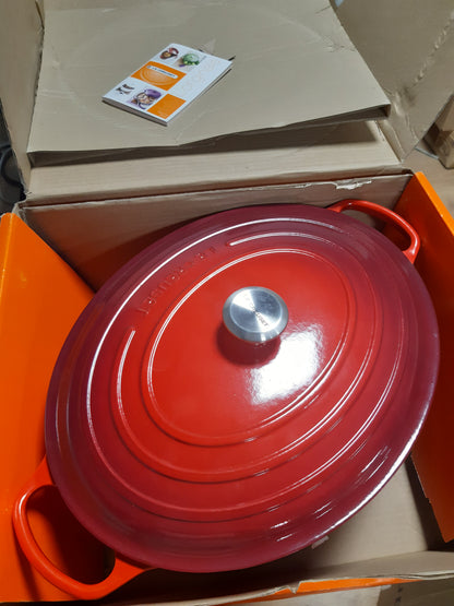234881 - LE CREUSET - Ena prej gize Signature me kapak, Ø 40 cm, ovale, e përshtatshme për të gjitha llojet e sobave, vëllimi: 13.9 l, 10.025 kg, e kuqe qershie, 21178400602430.