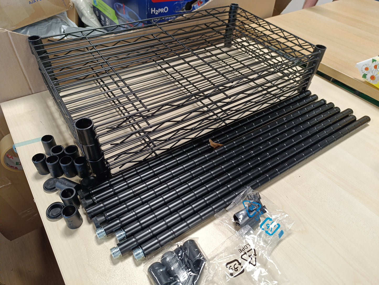 255410 - AMAZON BASICS Dollap i ngushtë depozitimi me 4 rafte, rafte të rregullueshme në lartësi, këmbë niveluese, pesha maksimale 363 kg, ngjyrë e zezë, 34 cm x 58.9 cm x 121.9 cm (Th x G x L)