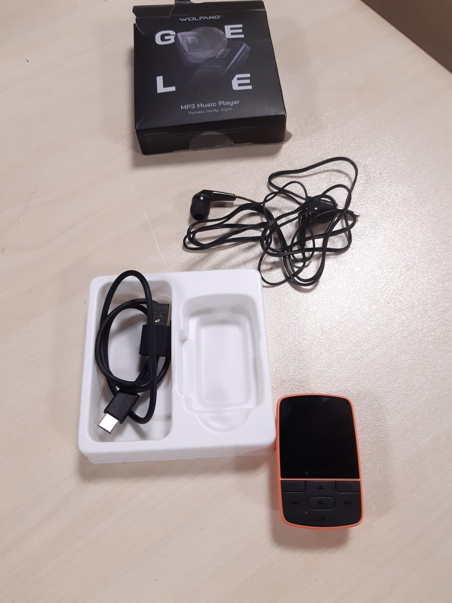 268345 - WOLFANG Pajisje MP3 me Bluetooth 5.2, madhësi mini, peshë 1 ons, mbështet kartat TF deri në 128GB, radio FM HiF, regjistrues zëri, kufje të përfshira, portokalli