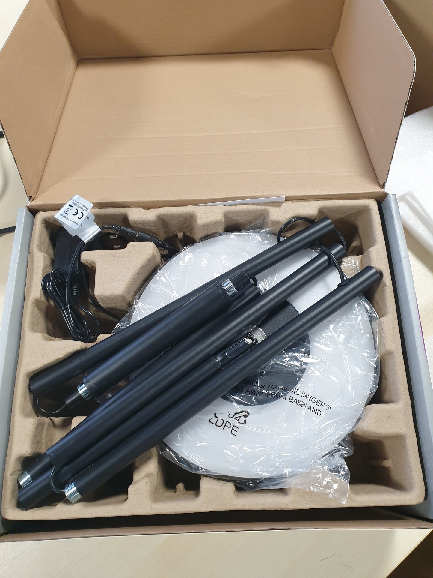 157041 - LEDVANCE - Llambë Muri dhe Çorape SMART+ WiFi, e Zezë, 13.5 W, 1750 LM, Dritë e Bardhë dhe me Ngjyra e Rregullueshme, 2 Burime Drite, E Errësueshme, Jetëgjatësi e Shkëlqyer, Dritë RGB, 3000k