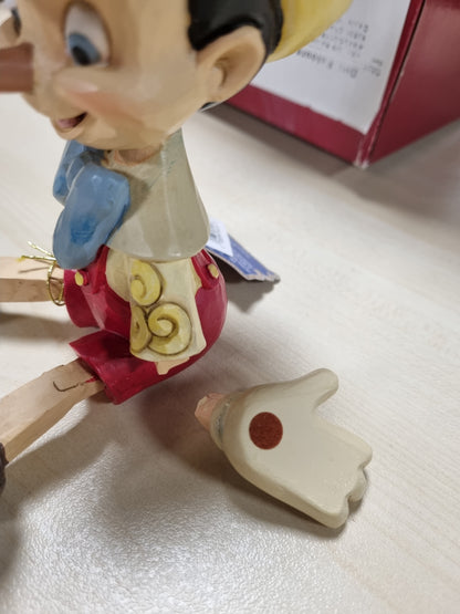 221485 - Disney Traditions figurinë e ulur të Pinokut dhe Jiminit
