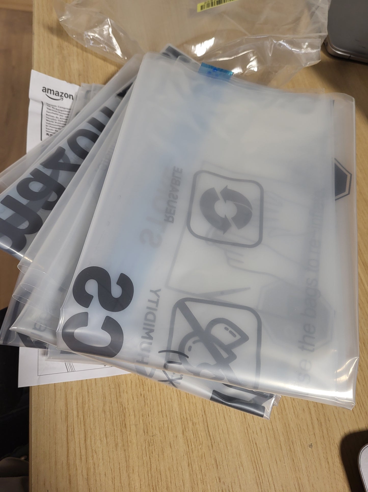 224436 - Amazon Basics Qese kompresimi me vakum, Qese ruajtjeje, me pompë dore, me zinxhir, madhësia X-Jumbo, pako me 4, për rroba, transparente
