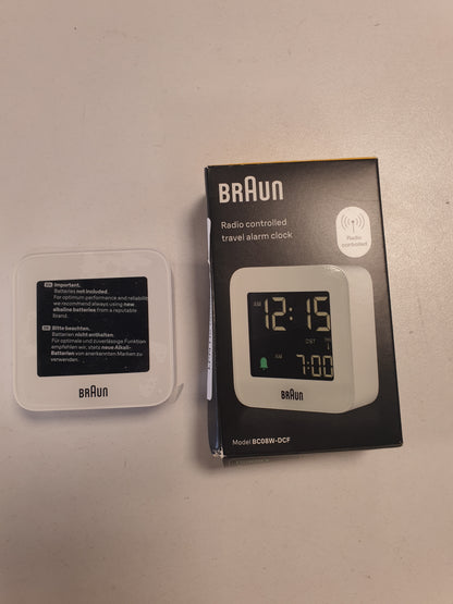 255700 - BRAUN - Orë dixhitale me alarm udhëtimi, Ora e Evropës Qendrore (CET), funksion shtyrjeje, madhësi kompakte, ekran LCD negativ, alarm Crescendo në të bardhë, modeli BC08W-DCF