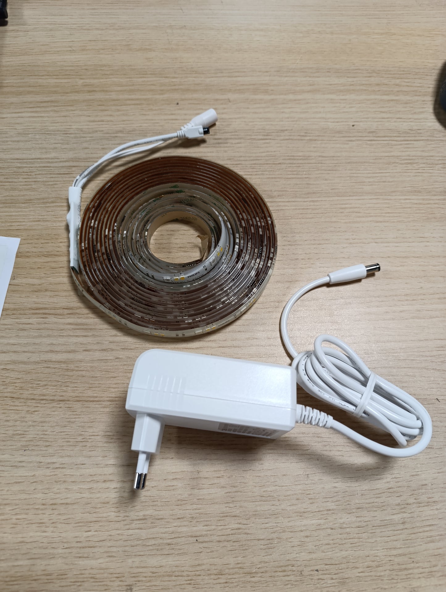 226031 - PHILIPS Shirit ndriçues Hue Flux 5m UltraBright LED, 2900 lm, ngjyra të gjalla, ndriçim fleksibël i brendshëm, përzierje ngjyrash Chromasync™, i prerë, i zgjatshëm, i ripërdorshëm, kontroll me aplikacion dhe zë