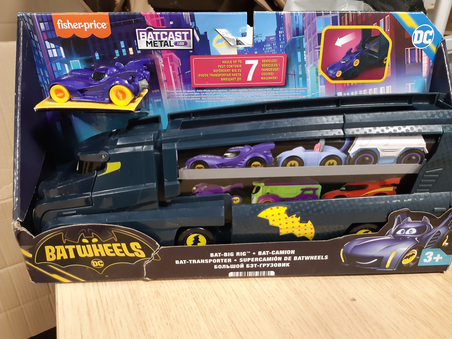 141566 - Fisher-Price DC Batwheels – transportues lodrash dhe makinë, kamion i madh Bat-Big Rig me rampë dhe Bam Batmobile në shkallë 1:55, figurë metalike lodër, për moshat 3+ vjeç.