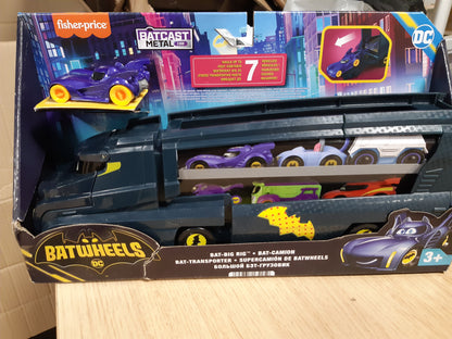 141566 - Fisher-Price DC Batwheels – transportues lodrash dhe makinë, kamion i madh Bat-Big Rig me rampë dhe Bam Batmobile në shkallë 1:55, figurë metalike lodër, për moshat 3+ vjeç.