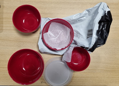 201111 - KITCHENAID - Seti prej 4 tasash plastike me kapakë për sallatë në ngjyrë të kuqe, 355ml, 591ml, 828ml dhe 1065ml