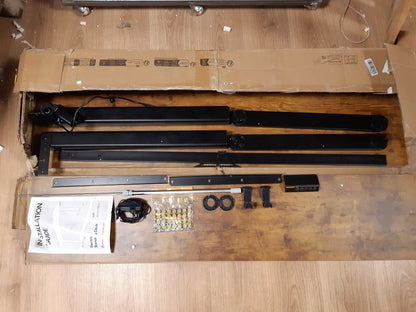 167021 - CLAIKS Tavolinë Elektrike në Këmbë të Rregullueshme 140x60cm, Bord Ndërlidhës, Për Zyrë apo Shtëpi, Kornizë e Zezë/Sipërfaqe Kafe