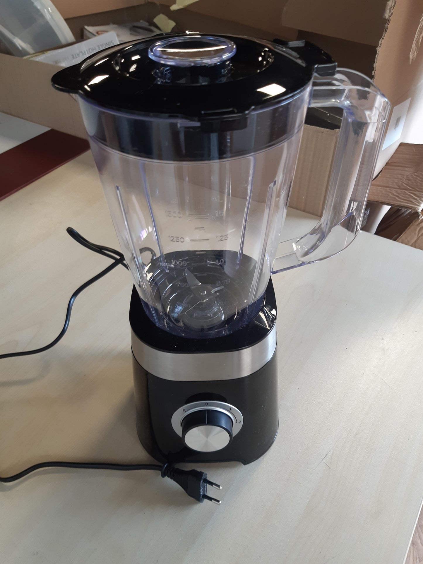 162535 - AMAZON BASICS Blender Plastik 600W, Kapacitet 1.5L, për Thërrmim Akulli dhe Smoothie, i Zi