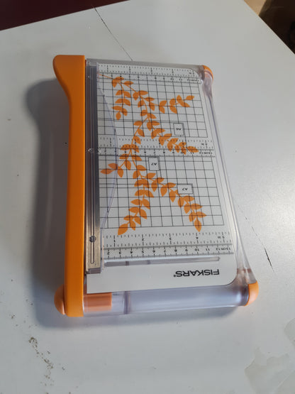 266624 - FISKARS Prerës letre me levë, A5, me mbrojtëse për gishtat, 1003922