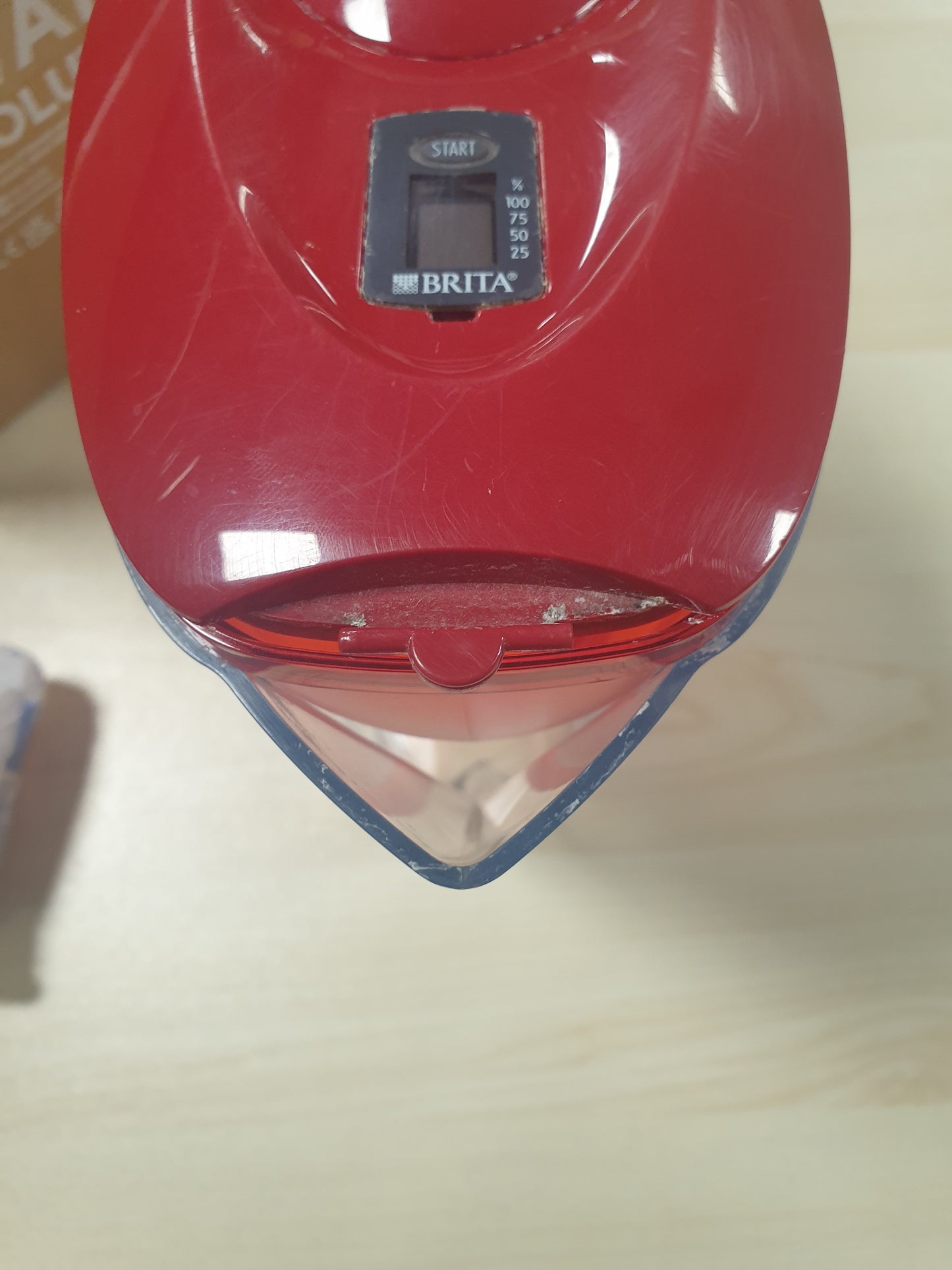 218178 - BRITA Enë Filtri Uji Marella e Kuqe (2.4L) me 1 fishek filtri MAXTRA PRO, zvogëlon PFAS, gëlqeren, klorin, papastërtitë dhe metalet e caktuara, treguesin e kohëmatësit