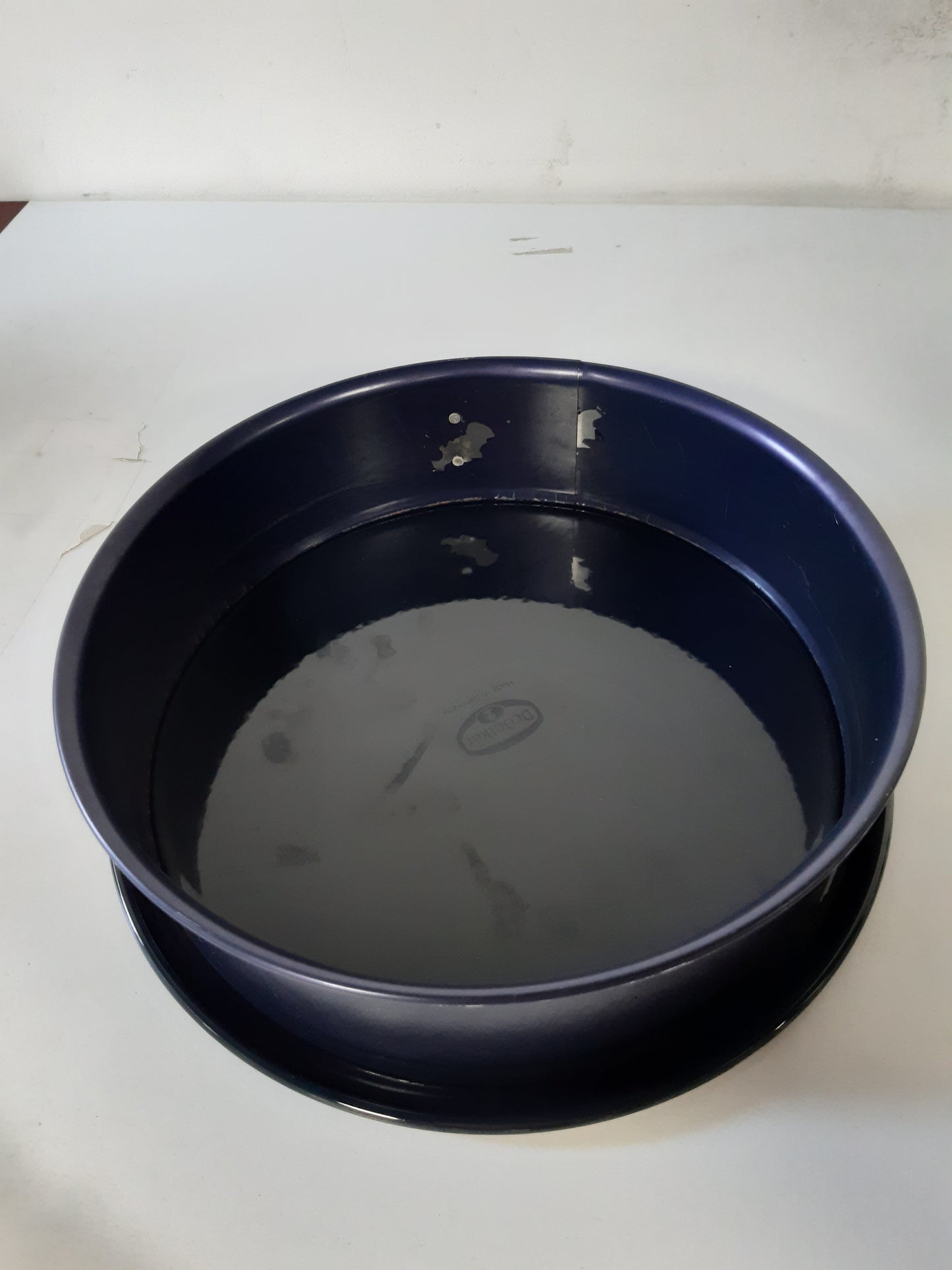 250871 - DR. OETKER Tavë pjekjeje me sustë Ø 26 cm Baking Love Enamel - tavë pjekjeje e rrumbullakët me bazë smalti rezistente ndaj prerjeve dhe gërvishtjeve - tavë torte 26 cm me buzë ekstra të lartë - rezistente ndaj nxehtësisë deri në 230 °C