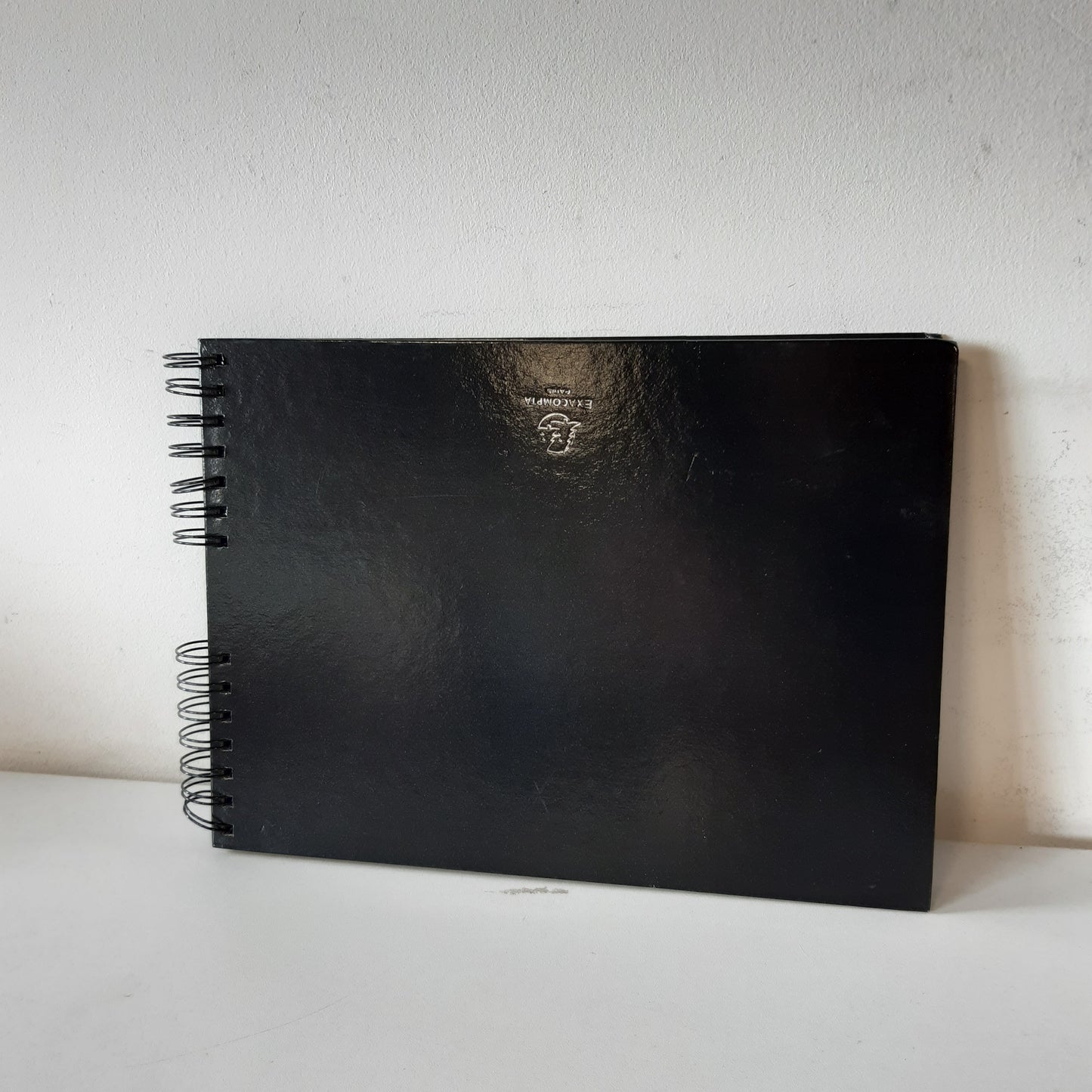 167691 - EXACOMPTA - Album Fotografik i Personalizueshëm me Skrapë të Zi dhe Lidhje Spirale, Ref. 16801E - 70 Fq. - Përshtatshëm për Zanate, Punime DIY, Kujtime, Dasma, Ditëlindje, Udhëtime - Përfshin Kompletin e Aksesorëve