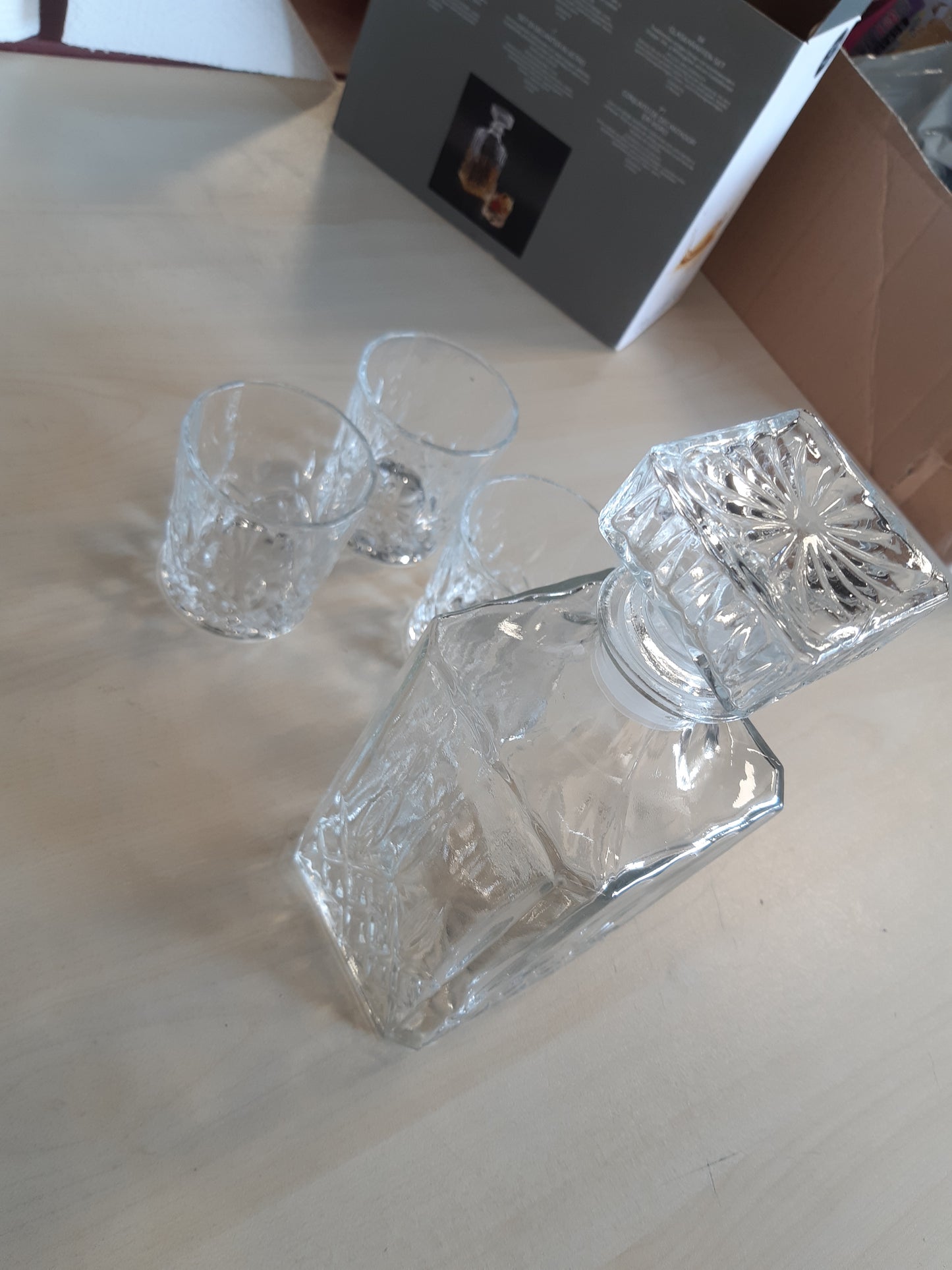 185019 - BARCRAFT Set Dhurate për Dekanter Uiski dhe Gotë, 5 Pjesë, Dekanter 900ml me Tapë Silikoni dhe 4 Gota e Prerë, 26 x 10 x 24cm