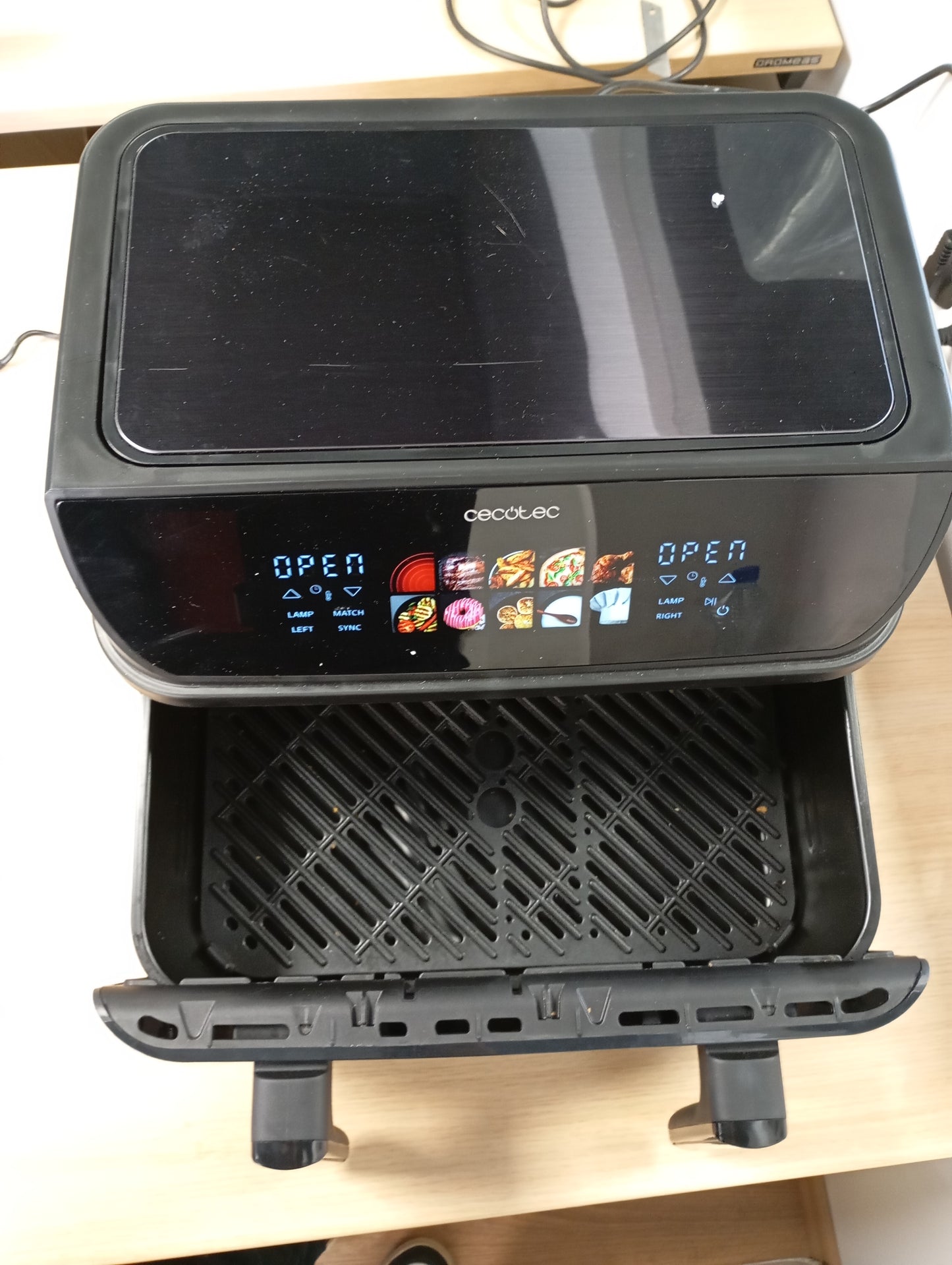 83217 - CECOTEC Fritezë me Ajër pa Vaj 'CecoFry&Grill DuoHeat 10000', Kapaciteti 10L, Skarë dhe Pllakë Gatimi, Element Ngrohjeje i Dyfishtë 2800W, Gatim i Shpejtë, Rezultate të Qëndrueshme