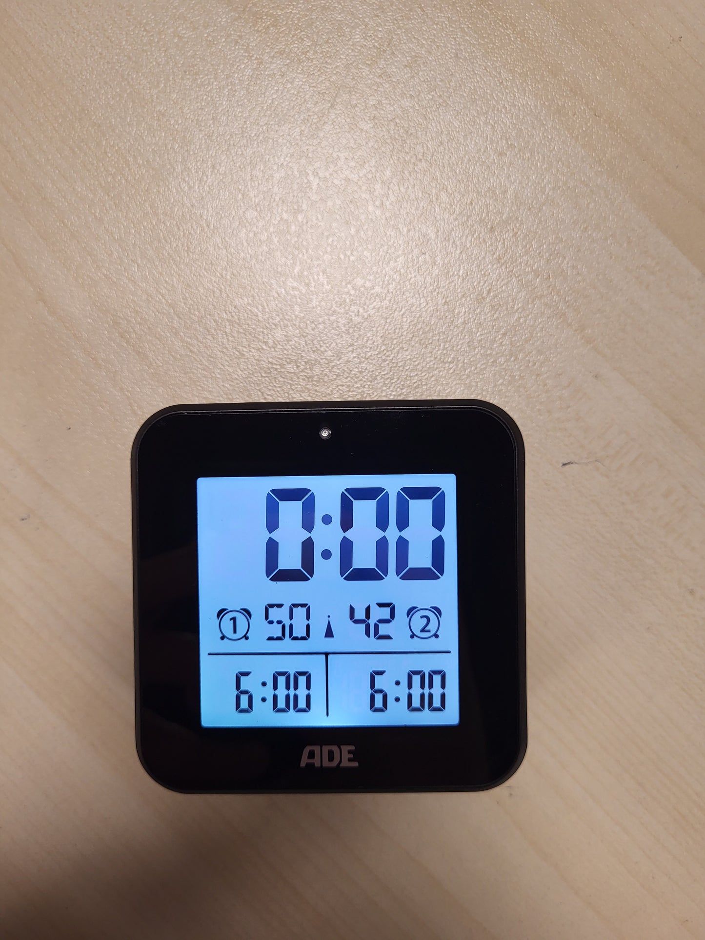 251757 - ADE Orë alarmi dixhitale me radio të kontrolluar, 2 kohë alarmi, ekran temperature, lagështie, orë udhëtimi, DCF, funksion shtyrje gjumi, e zezë