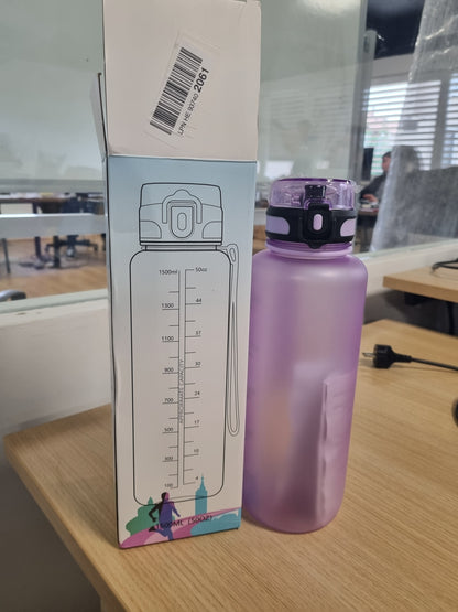 14925 - KollyKolla Shishe Uji 1.5 L, shishe uji me tub, shishe sportive, pa rrjedhje dhe me shenja kohore, pa BPA, e përshtatshme edhe për pije me gaz, ideale për përdorim jashtë, në palestër, shkollë, zyrë, për të rritur dhe gjatë ecjes me biçikletë.