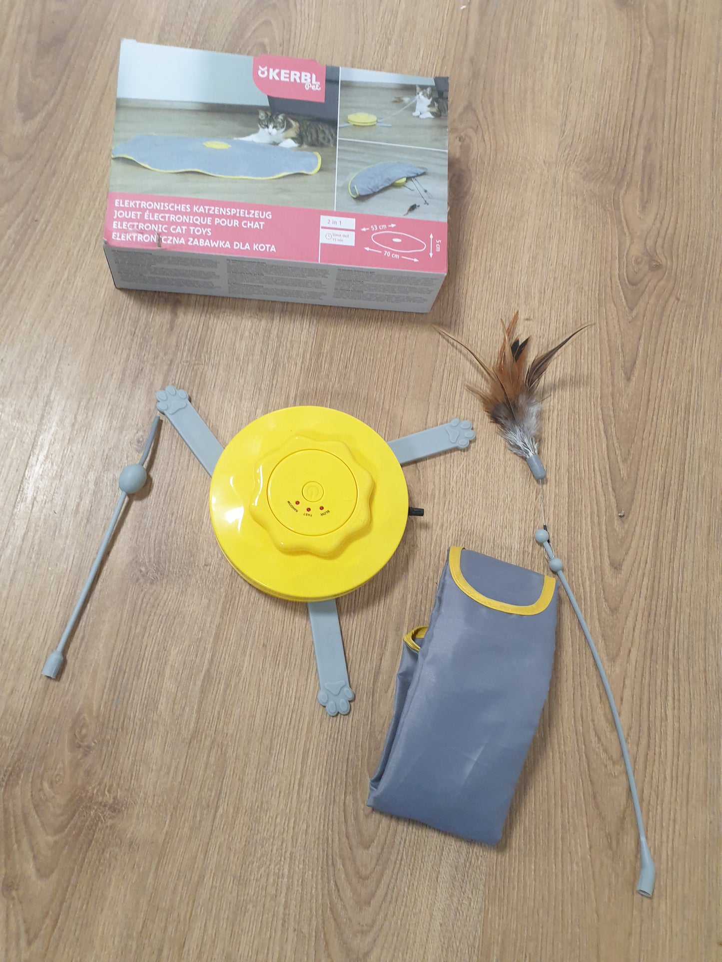 256982 - KERBL Lodër për mace 2-në-1 Kap Bishtin, Pupla, Mustaqe Puplash, ngjyrë e verdhë dhe gri, dimensione 70 x 53 x 5 cm, material Najlon, funksion mbylljeje automatike