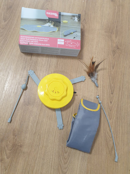 256982 - KERBL Lodër për mace 2-në-1 Kap Bishtin, Pupla, Mustaqe Puplash, ngjyrë e verdhë dhe gri, dimensione 70 x 53 x 5 cm, material Najlon, funksion mbylljeje automatike